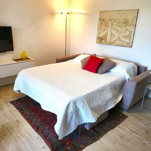 2 bedrooms, in-room safe, desk, iron/ironing board