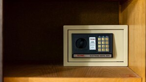 Um cofre com teclado e fechadura, identificado como "TECHNE® ELECTRONIC DIGITAL SAFE".
