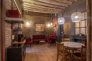 Apartment, 3 Bedrooms (Rojo) | Living area | 32-inch flat-screen TV with satellite channels, TV - Apartamentos CV (Granada)