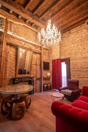 Appartement, 3 chambres (Desvan) | Aire de séjour | Téléviseur à écran plat de 32 po avec télévision par satellite