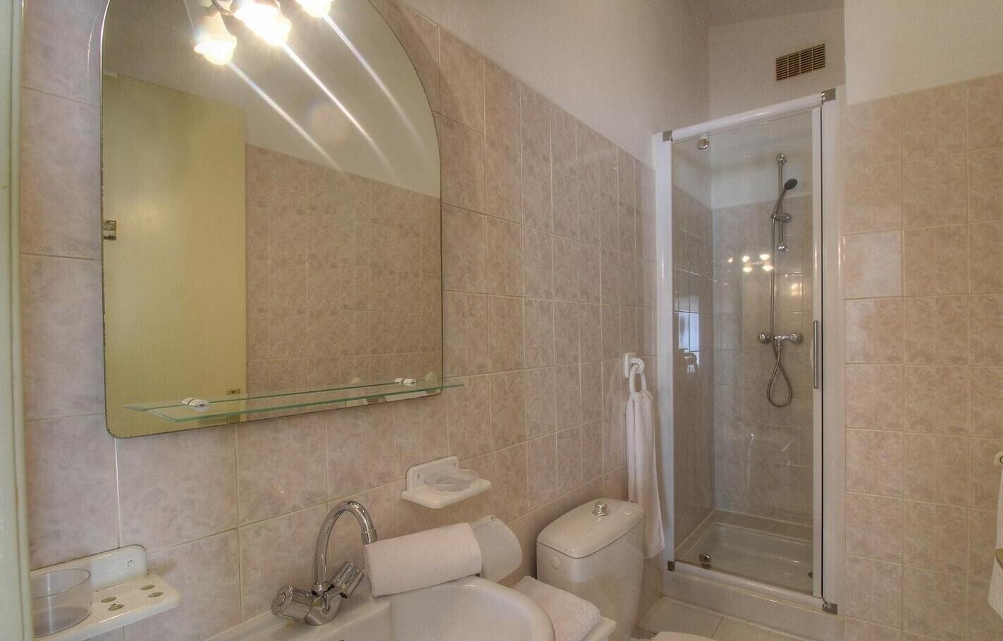 Douche, sèche-cheveux, savon