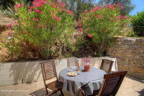 Outdoor dining - Les Lauriers roses with communal swimming pool (AJACCIO)