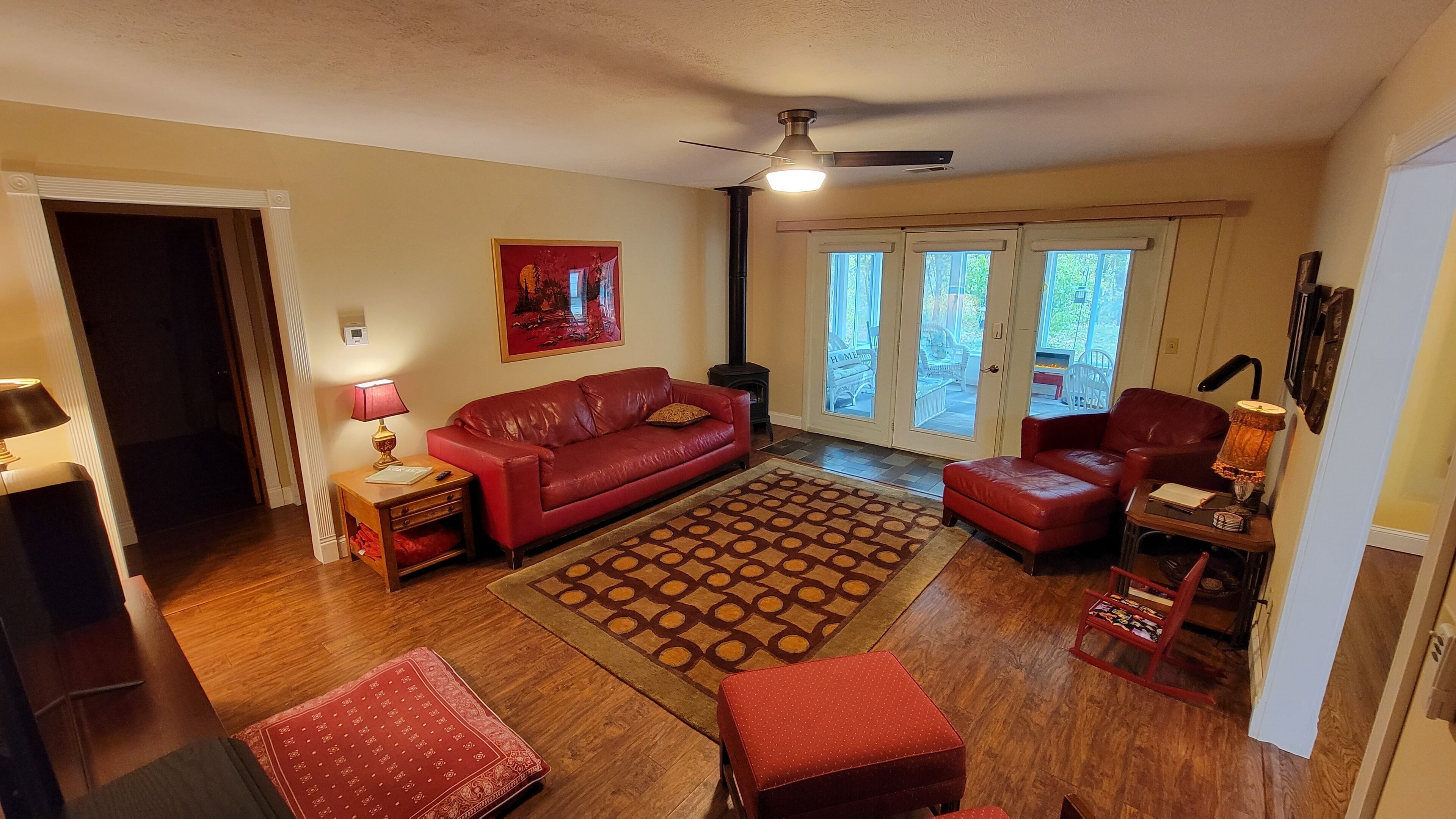 Smart TV, fireplace, books, stereo