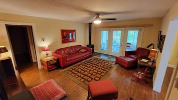 Smart TV, fireplace, books, stereo