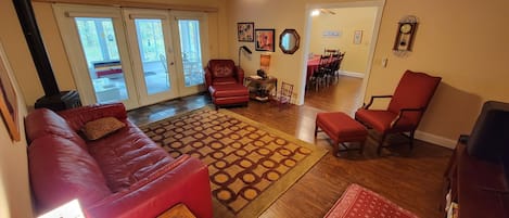 Smart-TV, Kamin, Bücher, Stereoanlage