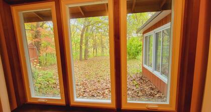 Relax at this Private, Peaceful, Dog-Friendly Ecohouse in the Woods.