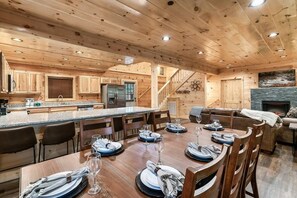 Dining - The Best Location 5BR Sleeps 16! (Pigeon Forge)