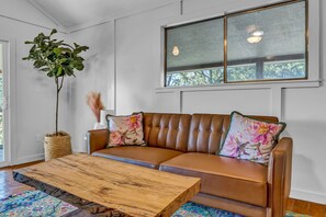 Una Smart TV, una chimenea, libros