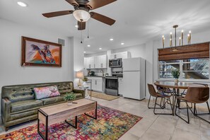 Una Smart TV, una chimenea, libros