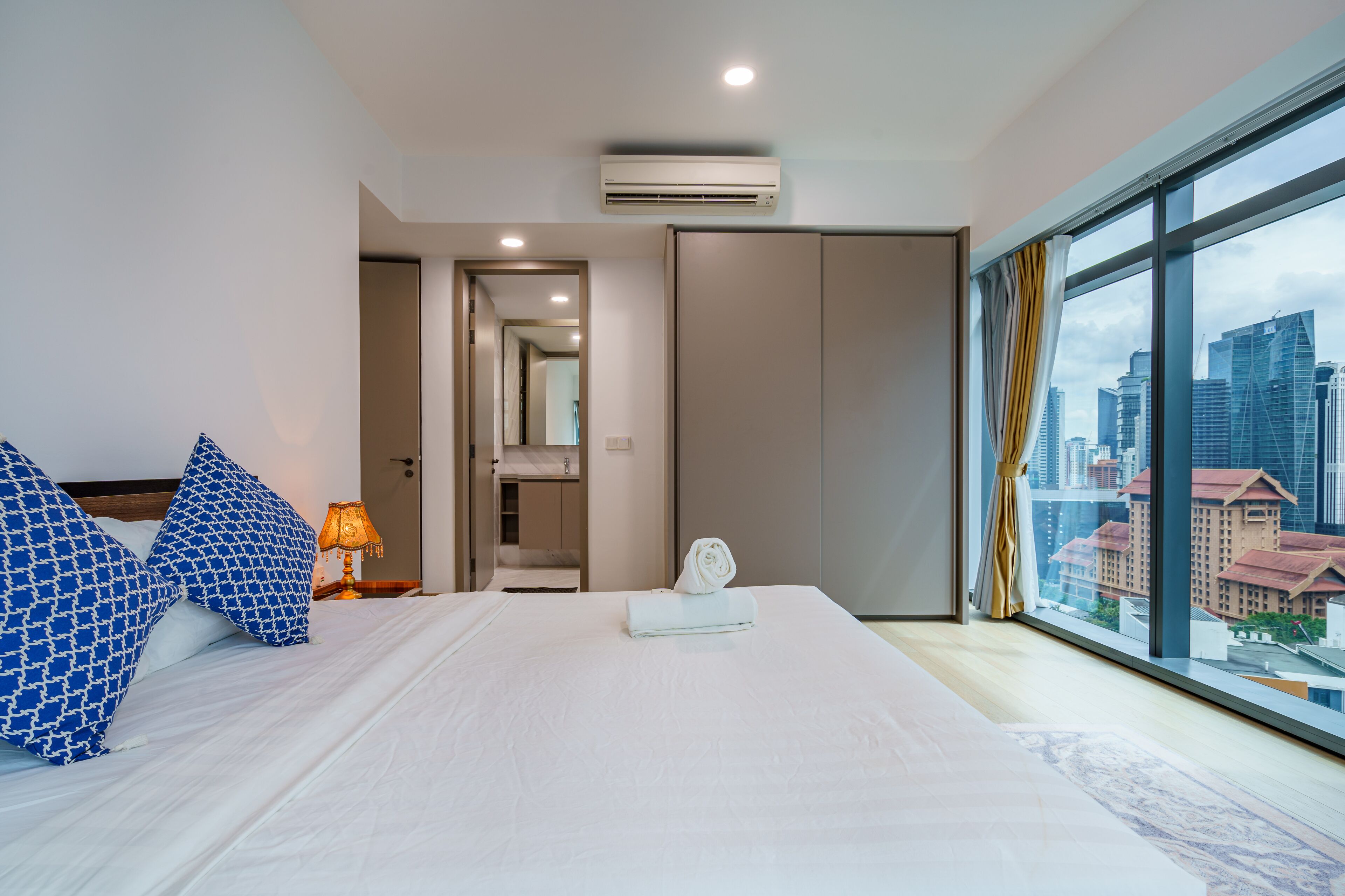 Superior Apartment | Premium bedding, laptop workspace, soundproofing, free WiFi