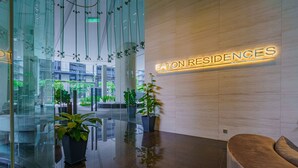 Una zona de recepción moderna con un letrero que dice "EATON RESIDENCES".