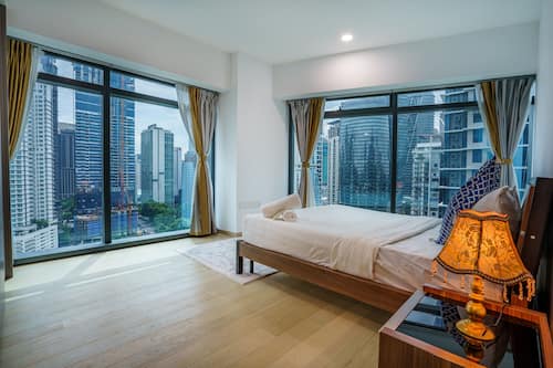 Superior Apartment | Premium bedding, laptop workspace, soundproofing, free WiFi