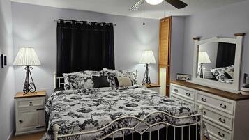 4 bedrooms, desk, WiFi, bed sheets