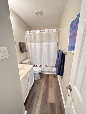 Haartrockner, Handtücher, Seife, Shampoo