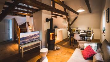 Fernseher, Kamin, Bücher, Stereoanlage