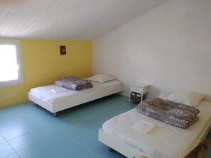 2 Schlafzimmer, Reisekinderbett