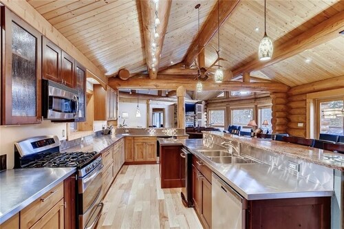 Private lodge with STEAM ROOM, huge deck, Mountain Views!