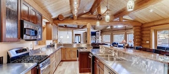 Private lodge with STEAM ROOM, huge deck, Mountain Views!