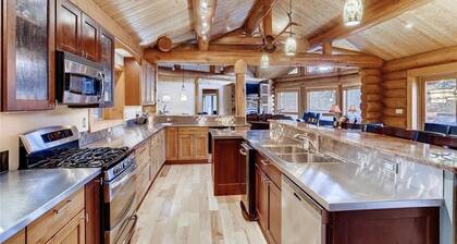 Private lodge with STEAM ROOM, huge deck, Mountain Views!