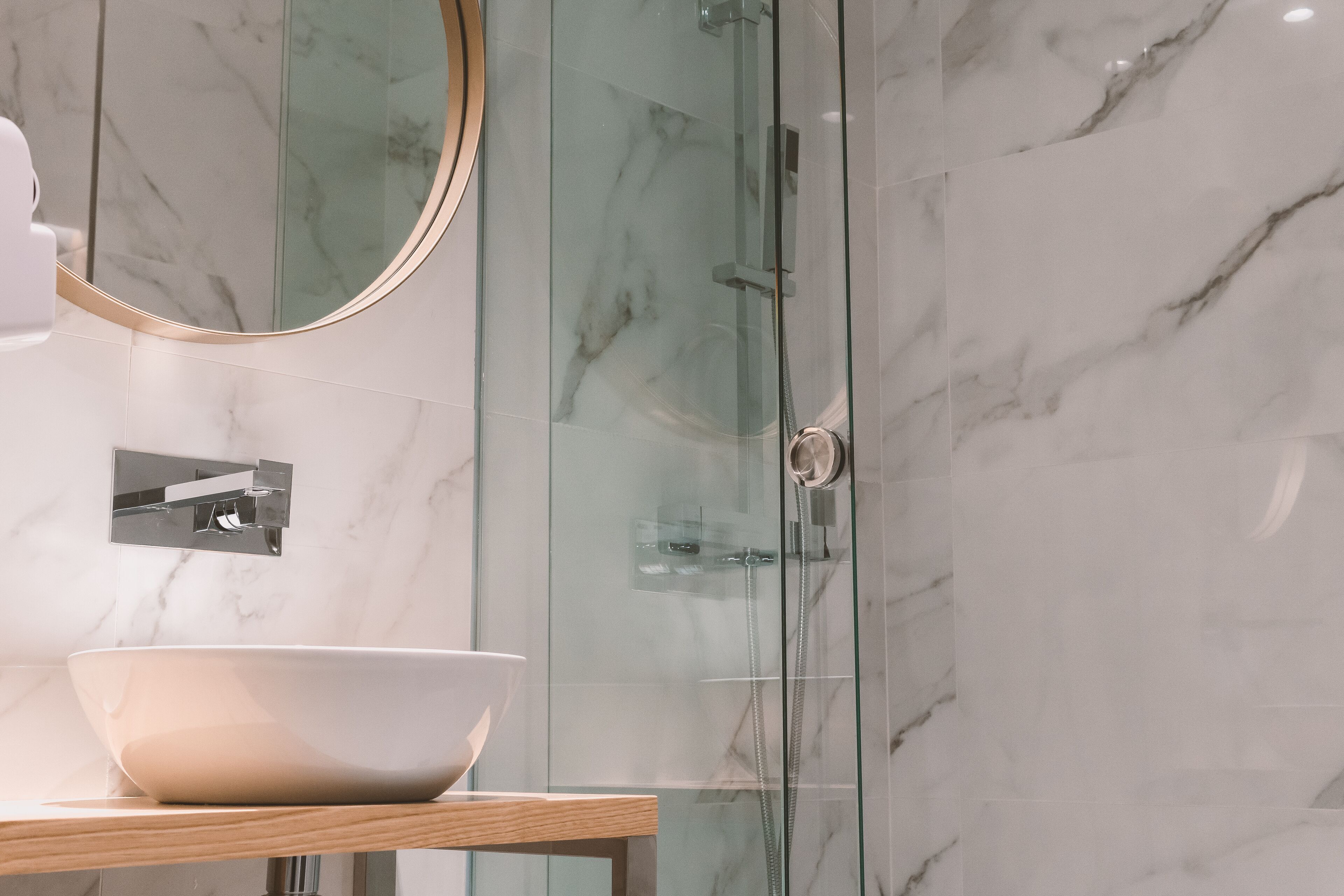 Baño | Ducha, artículos de higiene personal gratuitos y secador de pelo
