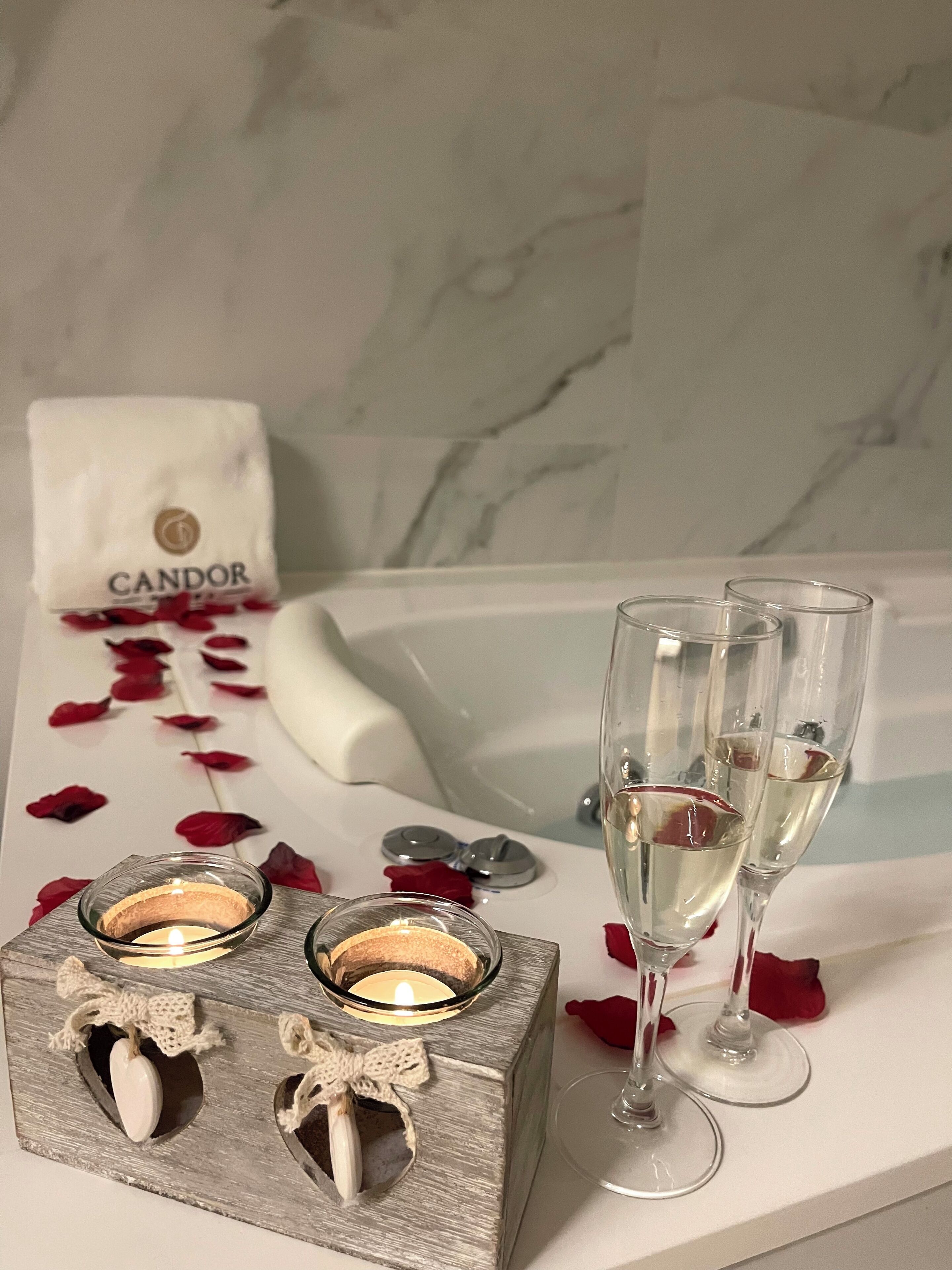 Suite | Down comforters, desk, free WiFi, bed sheets