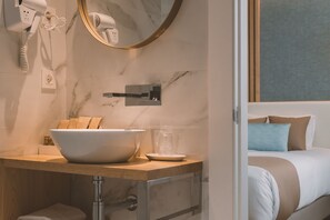 Dusche, kostenlose Toilettenartikel, Haartrockner, Handtücher