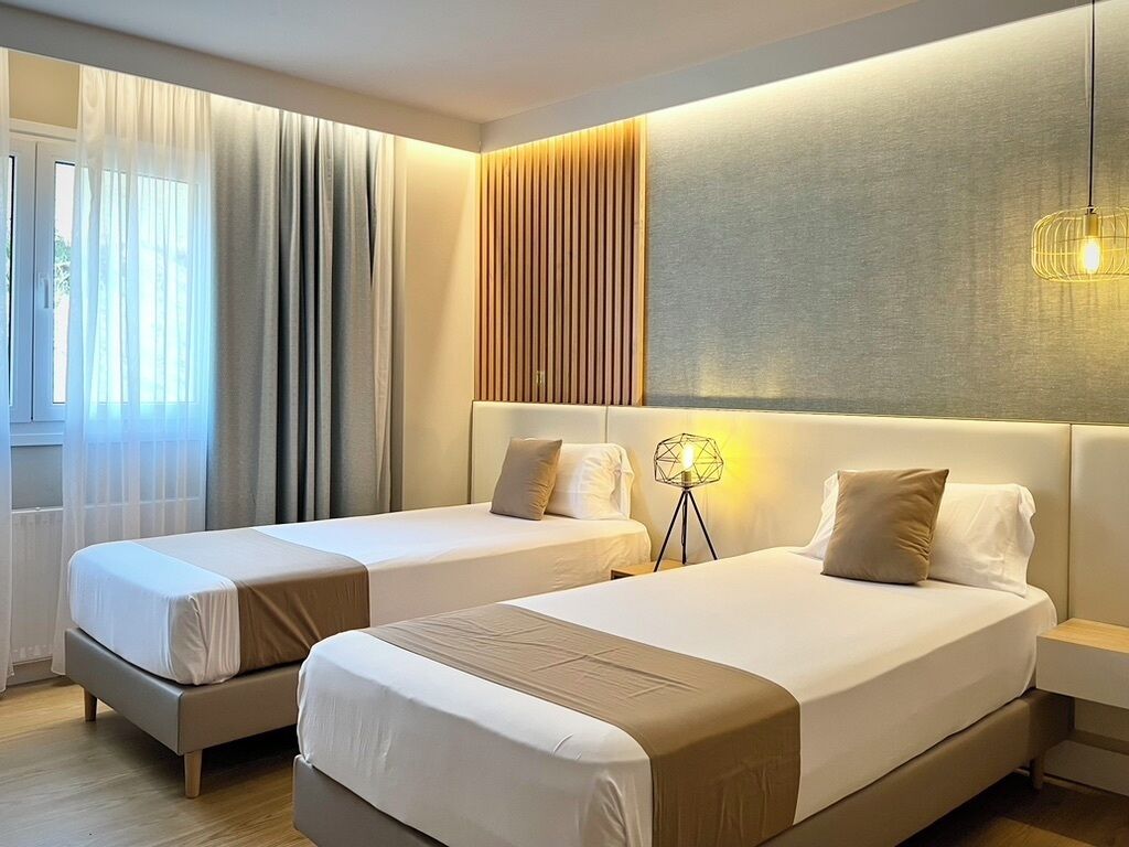 Donsdekens, een bureau, gratis wifi, beddengoed