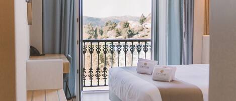 Untuvapeitot, työpöytä, ilmainen Wi-Fi, vuodevaatteet