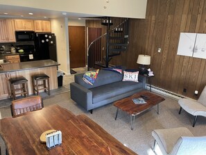 Fireplace - Ski condo close to multiple resorts (Mendon)