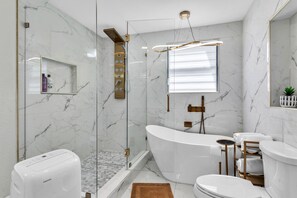 Shower, hair dryer, towels, soap - HotPool 5BDR 3Bath home, 3.5 miles to the beach Small Events welcome (Clearwater)