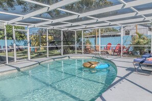 Una piscina al aire libre, una piscina climatizada
