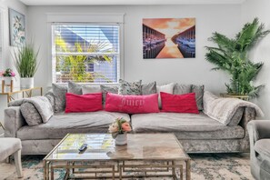 Smart TV, fireplace - HotPool 5BDR 3Bath home, 3.5 miles to the beach Small Events welcome (Clearwater)