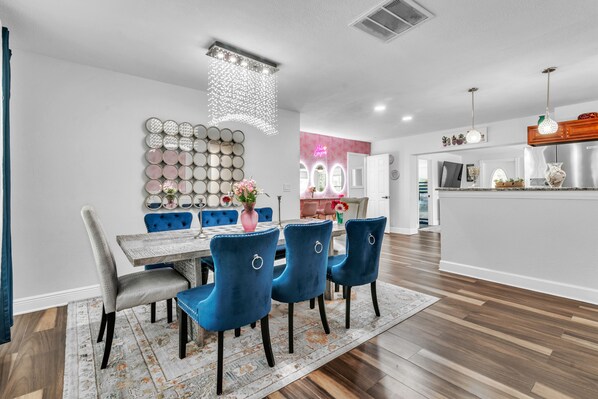 Dining - HotPool 5BDR 3Bath home, 3.5 miles to the beach Small Events welcome (Clearwater)