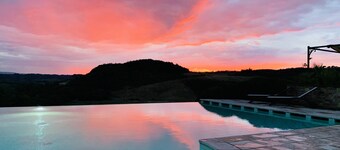 LUXURY COTTAGE WITH POOL & BREATHTAKING VIEW - NEXT TO A GOLF COURSE (PENDOLINO)