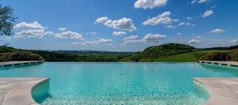 LUXURY COTTAGE WITH POOL & BREATHTAKING VIEW - NEXT TO A GOLF COURSE (PENDOLINO)