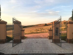 Property grounds - LUXURY COTTAGE WITH POOL & BREATHTAKING VIEW - NEXT TO A GOLF COURSE (PENDOLINO) (Ghizzano)