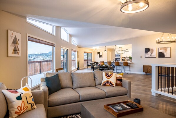 Smart TV, chimenea, libros y biblioteca musical