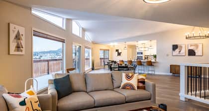 Gorgeous Retreat with Mountain Views, Open Living, Game Room, Hot Tub