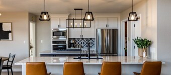 Gorgeous Retreat with Mountain Views, Open Living, Bunk Room, Game Room, Hot Tub