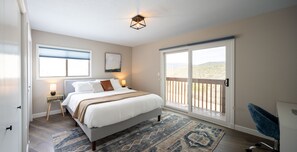 4 habitaciones, escritorio y tabla de planchar con plancha