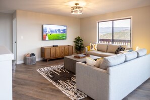 Smart TV, chimenea, libros y biblioteca musical