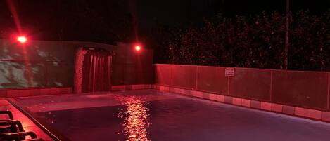 2 albercas al aire libre