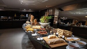 Een buffet met diverse soorten eten en een decoratieve plantenpresentatie.