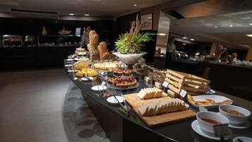 Classic Studio | Dining