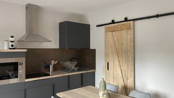 Réfrigérateur, micro-ondes, four, plaque de cuisson