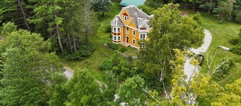 GORGEOUS FAMILY FRIENDLY VICTORIAN WITH ALL NATURAL CEDAR HOT TUB NEAR GORE MT