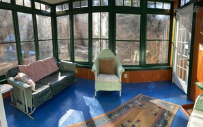 Smart TV, chimenea, libros