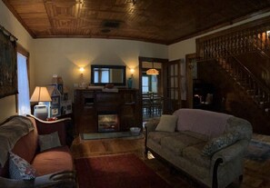 Smart TV, chimenea, libros