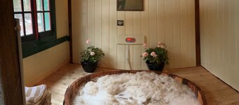 GORGEOUS FAMILY FRIENDLY VICTORIAN WITH ALL NATURAL CEDAR HOT TUB NEAR GORE MT