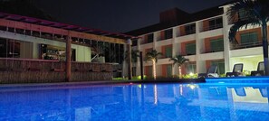 Bar en bord de piscine